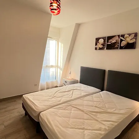 Aix-les-bains: T2 Moderne Et Lumineux Au 4e étage Avec Climatisation Et Garage - Fr-1-555-85 Aix-les-Bains