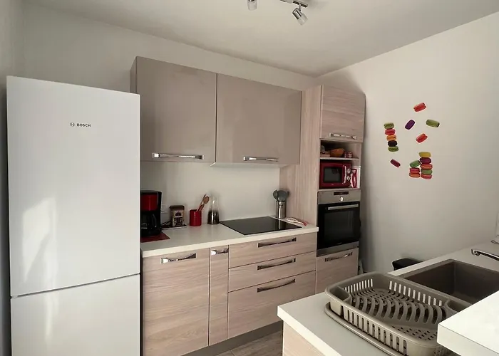 T2 Moderne Et Lumineux Avec Climatisation Et Parking A - Fr-1-555-85 Apartment *